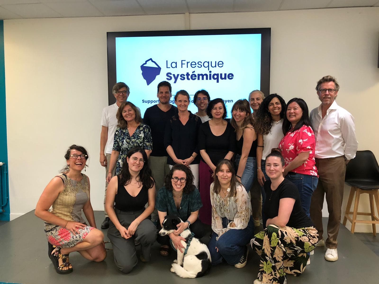 Les participant·es d'un atelier La Fresque Systémique réunis devant l'écran de présentation